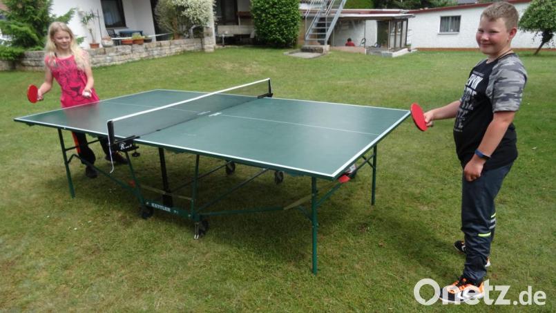 Das tägliche Tischtennis-Spiel gehört für Nina und Nico dazu. Bild: hka