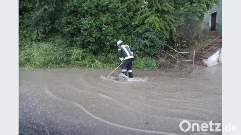 Einsatzkräfte müssen die Straßen reinigen. Bild: jma