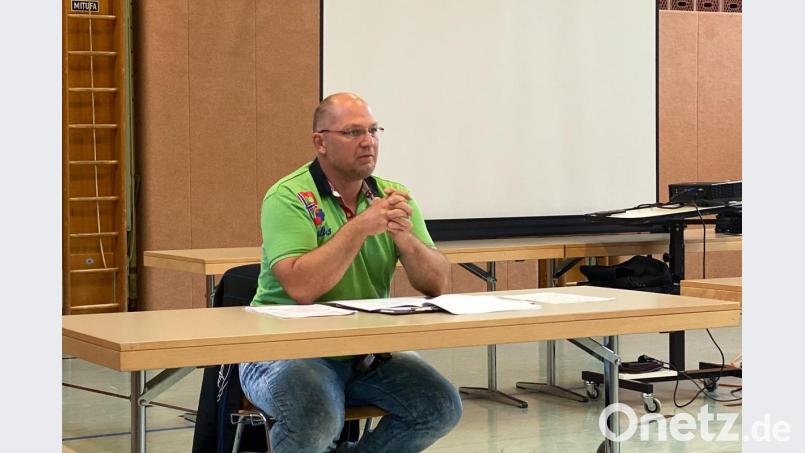 Bauamtsleiter Gerhard Streibelt erklärte bei der Gemeinderatssitzung die Gründe für die Erhöhung der Abwassergebühren. Bild: Simon Ertl