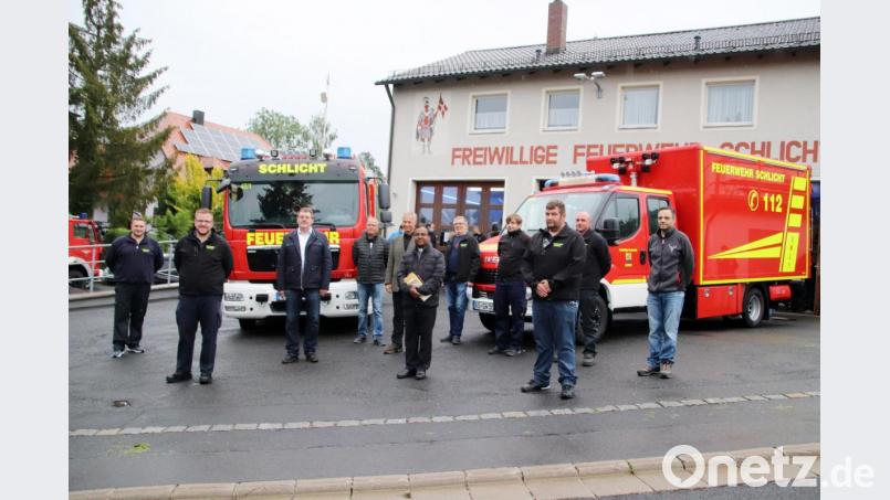 Kommandant Stefan Geier (Zweiter von links) und seine Kameraden zusammen sich bei Bürgermeister Hans-Martin Schertl (Dritter von links) und Pfarrvikar Hrudaya Kumar Madanu (Mitte) vor den beiden neuen Einsatzfahrzeugen der Feuerwehr Schlicht. Bild: jma