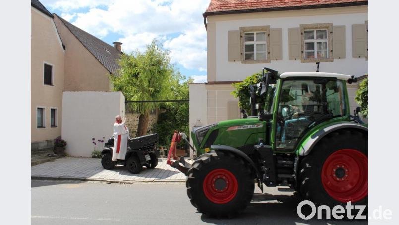 Bei der Fahrzeugsegnung waren nicht nur Motorräder und Autos vertreten, sondern einige fuhren auch mit dem Traktor vor. Bild: nis