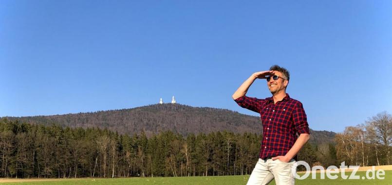 Tenor Thomas A. Gruber vor seinem Hausberg Hoher Bogen. Bild: Thomas A. Gruber