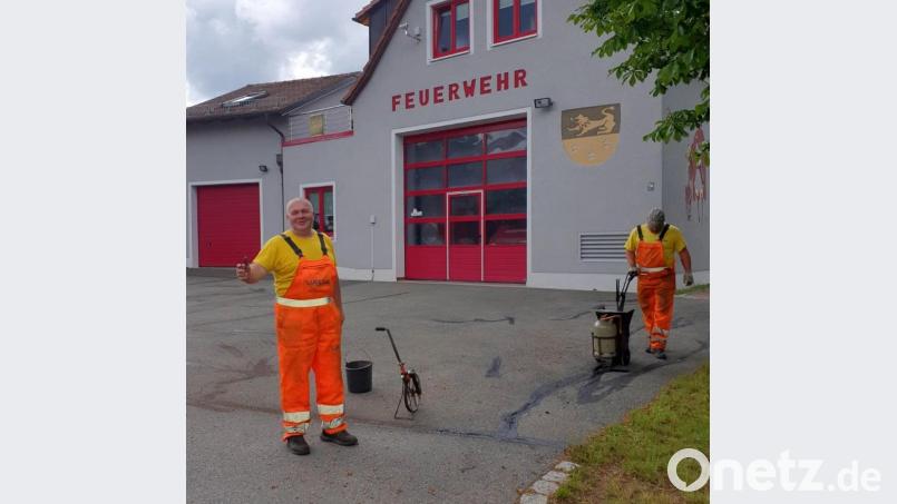 Auch beim Feuerwehrhaus in Schlammersdorf müssen Asphaltschäden ausgebessert werden. Bild: lgc