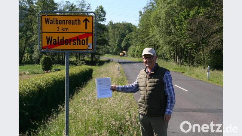 Josef Daubenmerkl (Bild) freut sich, dass die etwa 200 Querrinnen in der Kreisstraße TIR 17 bald der Vergangenheit angehören. Er hat – unter anderem mit einem Schreiben an Landrat Wolfgang Lippert – immer wieder auf diesen Missstand hingewiesen. Bild: fpoz