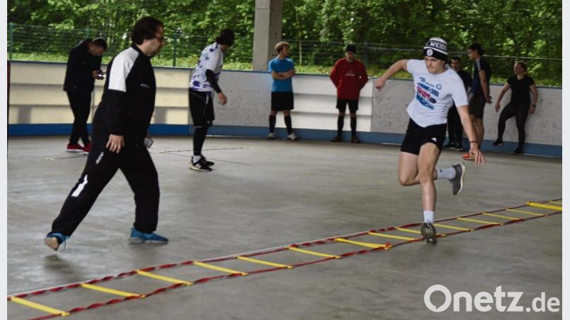 Nachwuchsleiter Jens Maschke (links) beobachtet die Spieler bei ihren Übungen. Für rund 120 Eishockeyspieler der Young Blue Devils hat das Sommertraining begonnen. Bild: gb