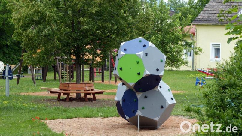 Der Generationenspielplatz in Schlammersdorf ist fertig. Es ist ein Platz entstanden, auf dem sich Besucher jeden Alters wohl fühlen können. Bild: lgc