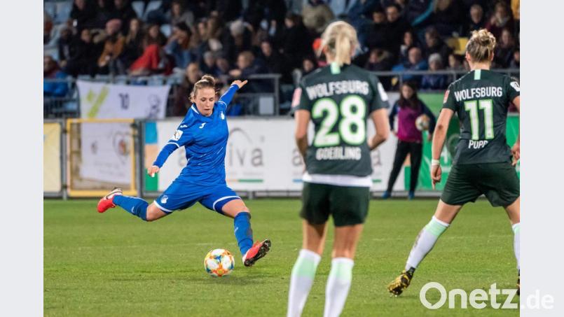 Oberpfalz-Power für die TSG Hoffenheim: Michaela Specht (links) aus Grafenwöhr feuert im Bundesliga-Topspiel noch vor der Coronapause gegen den Spitzenreiter VfL Wolfsburg aus der Distanz. Den deutschen Nationalspielerinnen Lena Goeßling (Mitte) und Alexandra Popp bleibt nur die Zuschauerrolle. Bild: Uwe Gruen/Kraichgaufoto