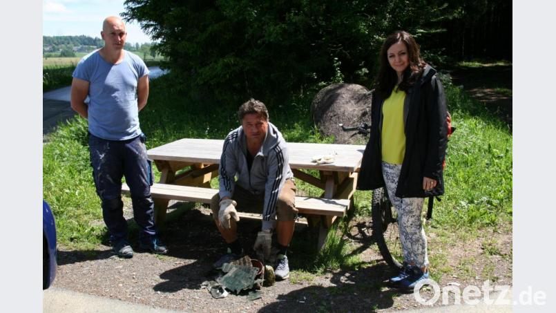 Bauhofleiter Markus Kremser, Umweltreferent Stefan Müller und Bürgermeisterin Margit Bayer (von links) beim Ortstermin oberhalb vom Rosenhammer. Bild: fpoz