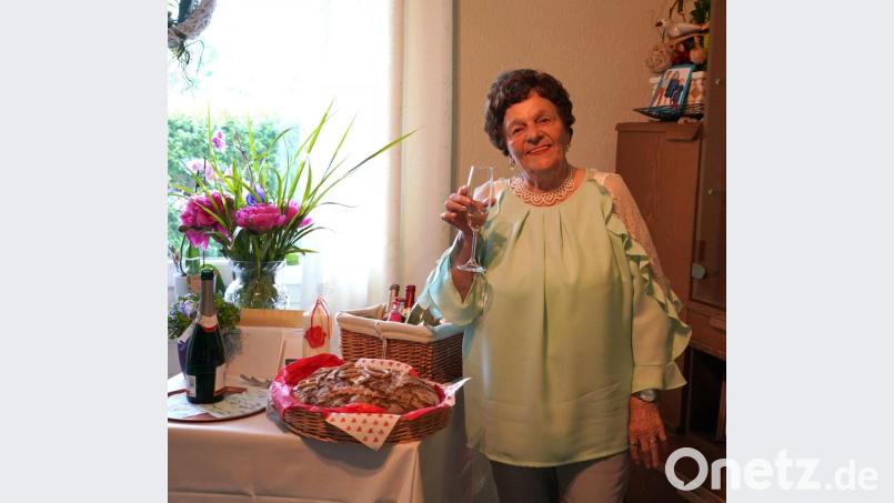Mit einem Glas Sekt stoßt Barbara Kres auf ihren 90. Geburtstag an. Bild: fvo