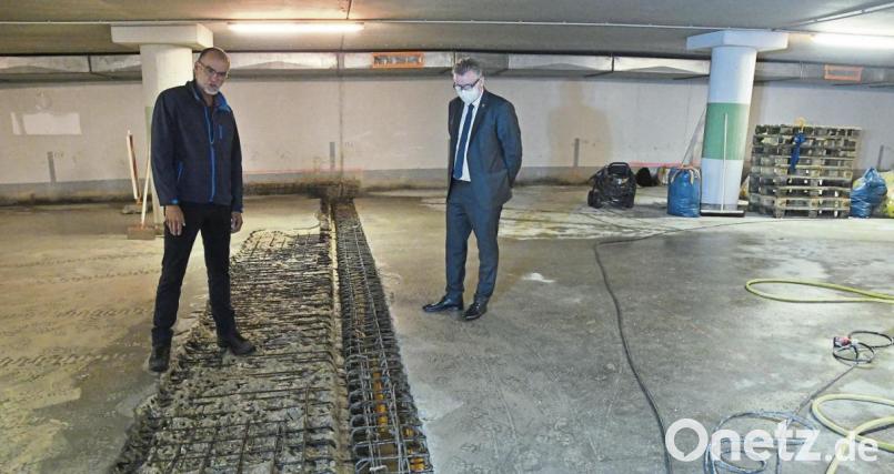 Stadtwerke-Chef Roland Kraus (links) erklärt Bürgermeister Michael Göth die massiven Eingriffe in die Betonböden der Schlossgarage. Bild: Petra Hartl