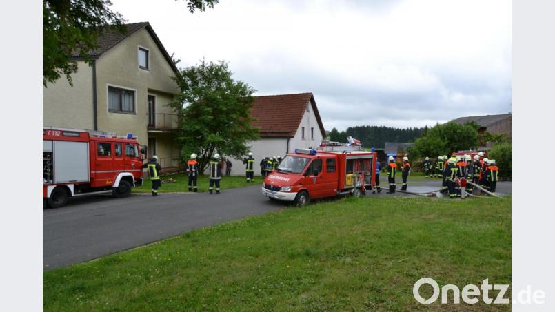 Vier Feuerwehren, Polizei und Rettungswagen rückten am Montag gegen 14.45 Uhr nach Albernhof bei Plößberg aus. Bild: szl