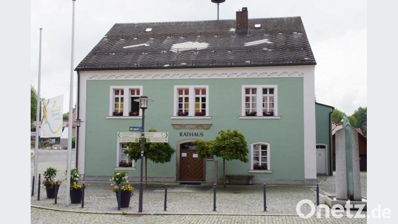 Das Rathaus in Schönsee ist Sitz der Verwaltungsgemeinschaft der drei Kommunen im Schönseer Land. Der neue VG-Vorsitzende ist nicht mehr der Stadt-Bürgermeister. Das führt gleich zu Beginn der Amtsperiode zu „Rangeleien“. Bild: exb