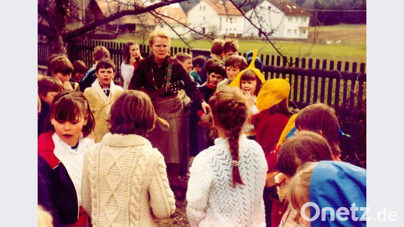 Das &quot;Fräulein&quot; (Margarete Jäkel) inmitten ihrer Kinder im Schulhof. Repro: hka