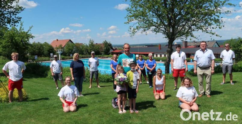 Endlich geht es los! Badegäste, Bademeister, Personal, Wasserwacht und Bürgermeister hoffen auf eine gute und unfallfreie Badesaison: (vorne, von links) Anton Wiesnet, Anna Schönberger, Michael Pongratz mit Kindern Antonia und Alexander, Maria Honig, Hannah Götz; (hinten, von links) Gerhard Schertl, Barbara Stübe, Sandro Schnellinger, Roswitha Meidinger, Hildegard Irlbacher, Monika Härtl, Bastian Götz, Bürgermeister Hans-Martin Schertl und Albert Friedrich. Bild: rha