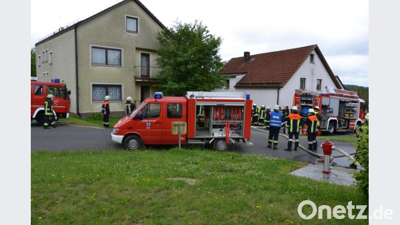 Vier Feuerwehren, Polizei und Rettungswagen rückten am Montag gegen 14.45 Uhr nach Albernhof bei Plößberg aus. Bild: szl