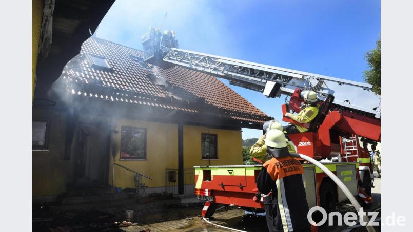 Den Brand in der Luisenstraße in Traßlberg am Samstagvormittag dürfte ein technischer Defekt ausgelöst haben. Bild: Petra Hartl