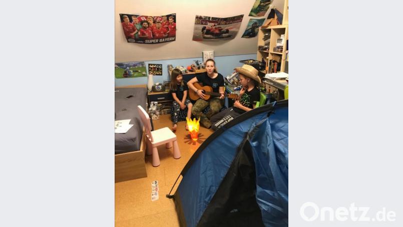 Viele Eltern und Geschwister nahmen gerne am einwöchigem Lagerleben ihrer Kinder teil und leisteten ihnen beste Gesellschaft. Bild: ads