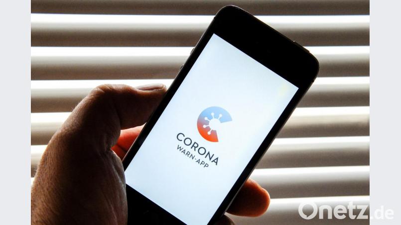 Auf dem Bildschirm eines Apple iPhone SE ist der vom Presse- und Informationsamt der Bundesregierung herausgegebene Startschirm einer Corona Warn-App abgebildet. Bild: Stefan Jaitner/dpa