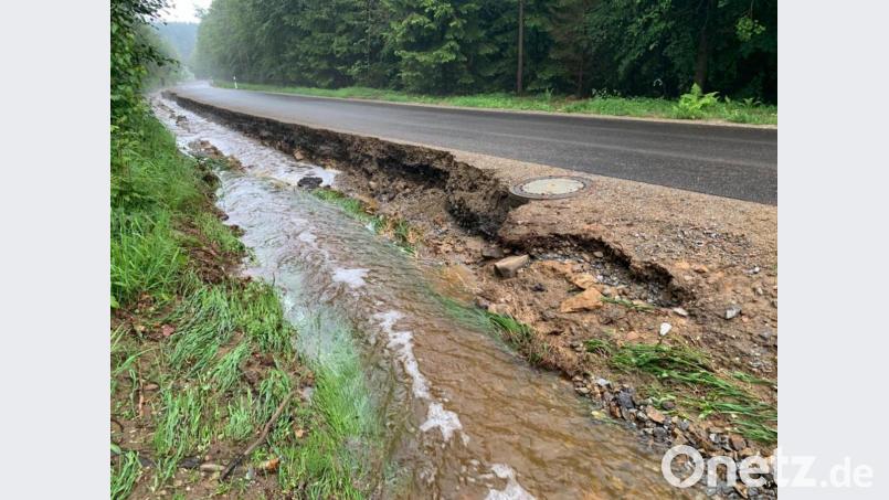 In großen Streckenabschnitten ist bei der Gemeindeverbindungsstraße Miesbrunn-Reinhardsrieth das Bankett infolge der Unwetter mit dem Starkregen restlos abgebrochen. Bild: bey