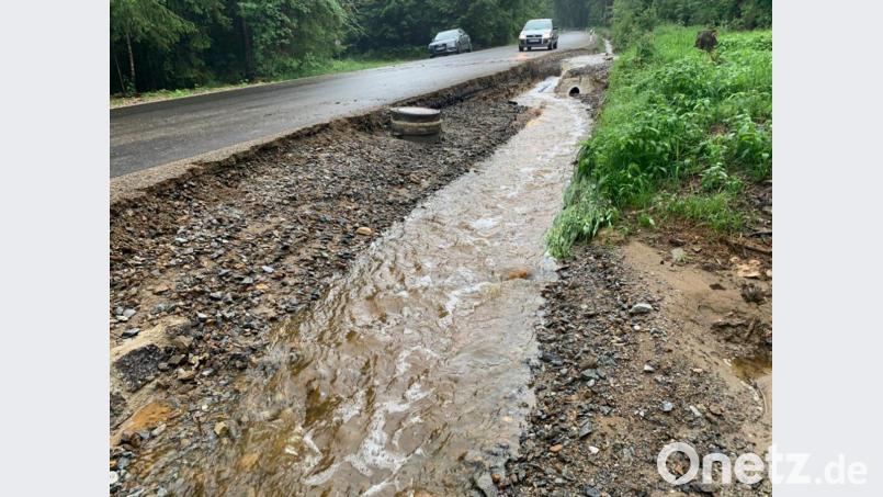 Aus einem sonst kaum beachtenswerten Straßengraben wurde am Sonntagnachmittag ein richtiger &quot;Sturzbach&quot;. Bild: bey