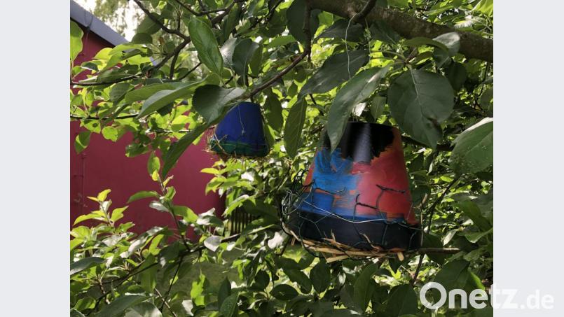 Die Vorschulkinder des Kindergartens St. Hedwig haben ihre Insektenhotels an einem Apfelbaum platziert. Bild: exb