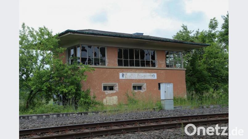 Das ehemalige Stellwerksgebäude in Reuth bei Erbendorf wird versteigert. Bild: Roland Wellenhoefer