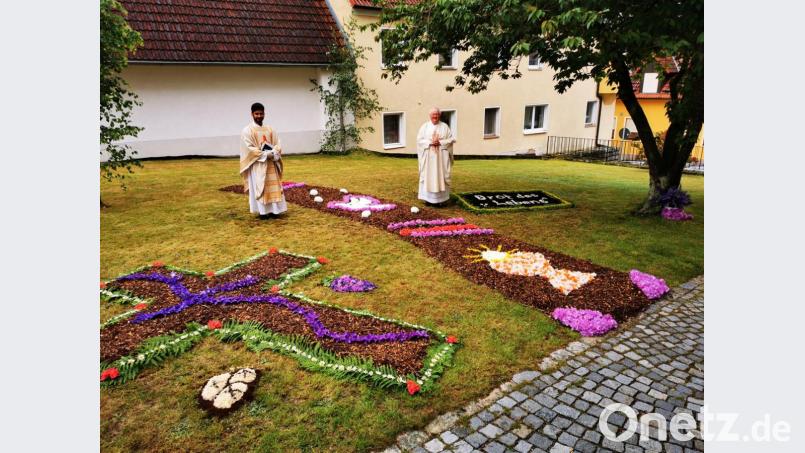 Pfarrer Erwin Bauer und Pfarrvikar Bivin bewundern die Kunstwerke. Bild: gz