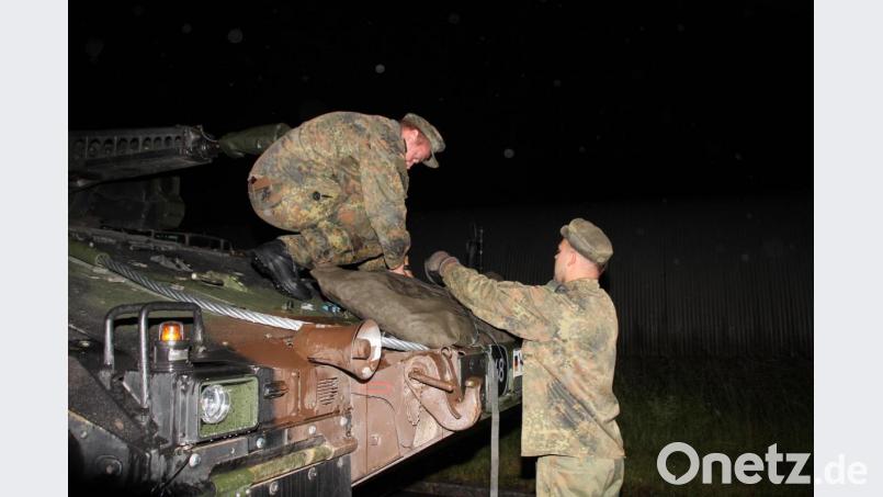 In stockdunkler Nacht und bei Regen mussten am Montag die Marschvorbereitungen getroffen werden. Bild: frd