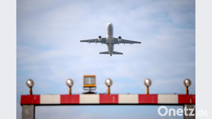 Ein Flugzeug startet vom Flughafen Hannover. Die wohl ungewöhnlichste Urlaubssaison seit Jahrzehnten ist eröffnet. Bild: Sina Schuldt/dpa