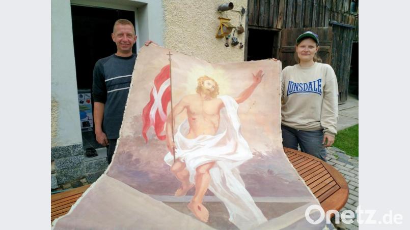 Etwa die Größe einer Fahne hat das Gemälde mit dem auferstandenen Christus, das die jetzigen Hausbesitzer, Nadine Schiller und Denis Jakob, in ihrem Anwesen in Hagendorf wiederentdecken. Bild: fjo