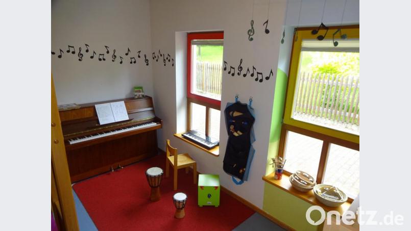 Die Kleinen des Waldecker Kindergartens haben jetzt eine eigene Musikecke. Zusätzliche Instrumente zum Klavier hat die LeA-Gruppe gespendet. Bild: hl