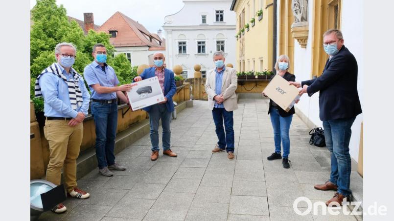 Freude über die neuen Rechner bei (von links): Kultur- und Schulreferent Fabian Kern, dem Leiter des Schul- und Sportamts Bernhard Scheidig, Aydin Ayten (Amberger Bunt), Michael Geiss (Amberg hilft Menschen), Tanja Dandorfer (Amberger Bunt) und Oberbürgermeister Michael Cerny. Bild: Susanne Schwab, Stadt Amberg/exb