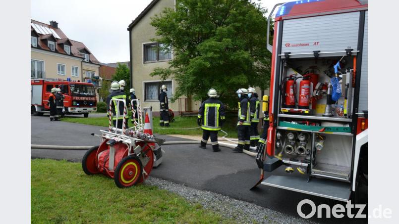 Vier Feuerwehren, Polizei und Rettungswagen rückten am Montag gegen 14.45 Uhr nach Albernhof bei Plößberg aus. Bild: szl