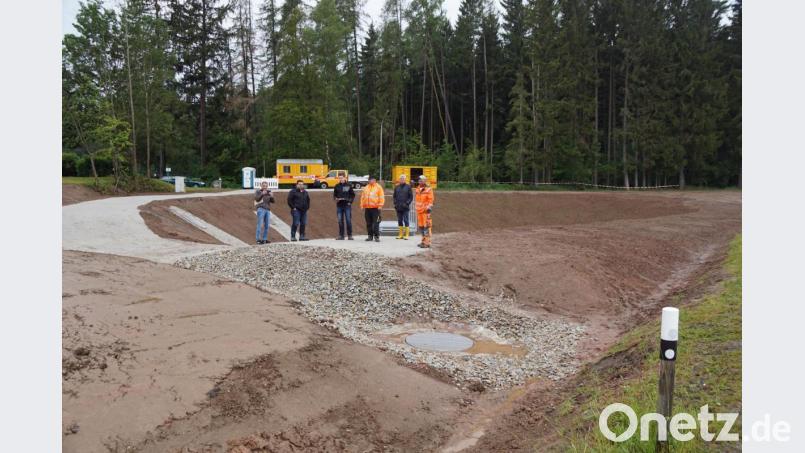 Bauabnahme am Regenüberlaufbecken mit Bürgermeister Thomas Kaufmann (Zweiter von links). Bild: bkr
