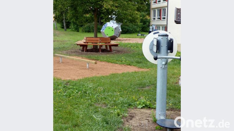 Neue Spielgeräte und Sitzgelegenheiten komplettieren den Schlammersdorfer Spielplatz nun. Bild: lgc