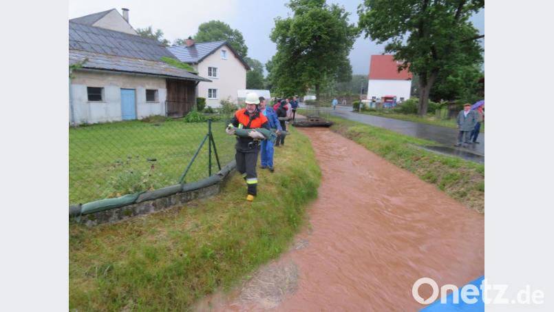 Mit Sandsäcken schützt die Filchendorfer Feuerwehr einige Grundstücke vor Überschwemmungen. Bild: ow