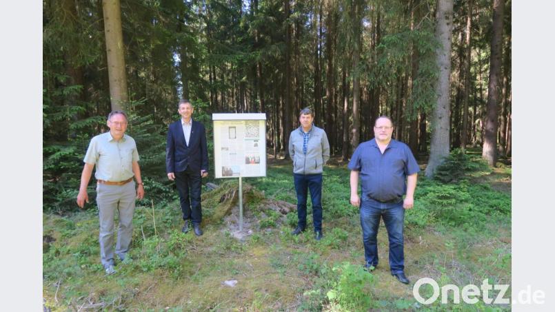 (von links): Heimatpfleger Josef Schmaußer, der Ursensollener Bürgermeister Albert Geitner, Gemeinderat Manfred Schmidt und Militärhistoriker Helmut Birner, der die wesentlichen Inhalte der Info-Tafel beigesteuert hat. Bild: Sonja Scharl