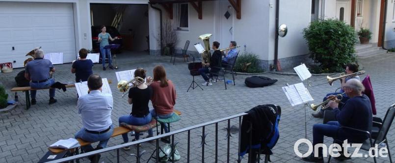 Nur Familien dürfen bei den Proben enger beieinander sitzen. Bild: le