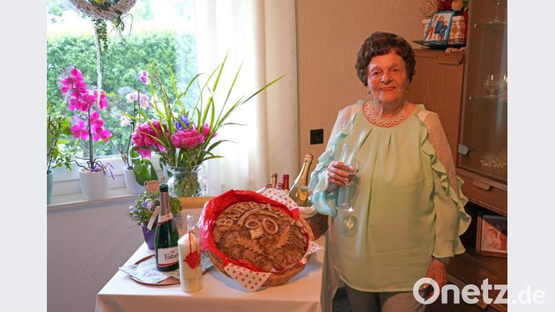 Mit einem Glas Sekt stoßt Barbara Kres auf ihren 90. Geburtstag an. Bild: fvo