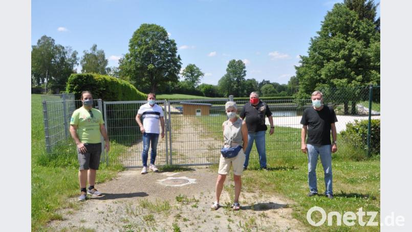 Andrea Kleber (vorne) erhält aus SPD-Kreisen Unterstützung für ihre Forderung, das städtische Naturbad zu öffnen. Heinrich Gref (rechts) appelliert an die Eigenverantwortung der Badegäste. Bild: dob