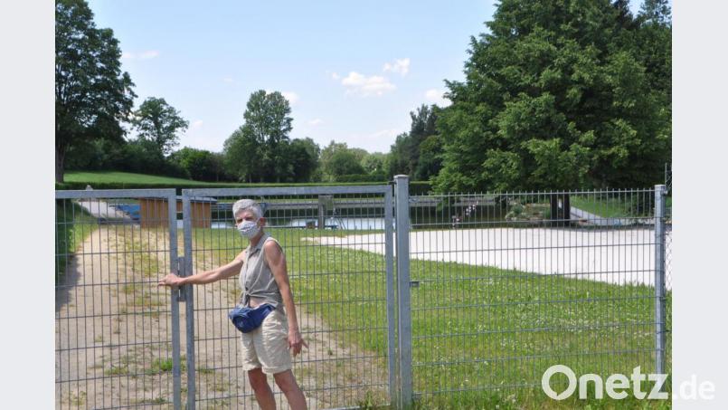 &lt;p&gt;Andrea Kleber steht auch am Samstag bei fast 30 Grad Celsius vor verschlossenen Türen an der städtischen Naturfreibadanlage. Sie findet es schade, das Bad nicht nutzen zu können und fordert die Öffnung unter Einhaltung der geltenden Hygieneregeln.&lt;/p&gt;
 Bild: dob