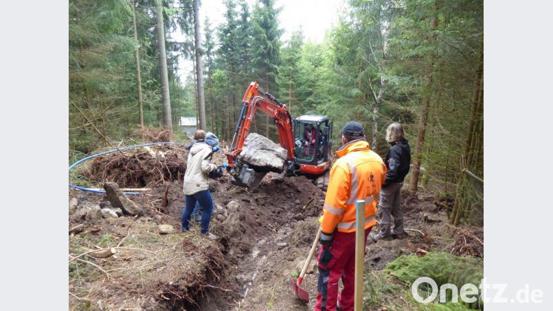 Arbeit in schwierigem Gelände: Mit Bagger und Muskelkraft wird die Trasse für die Wasserleitung hinauf zum Kösseinehaus angelegt. Bild: exb