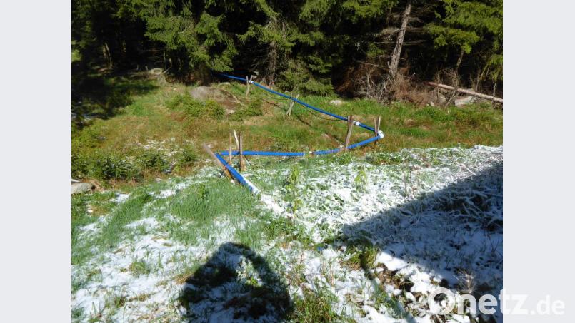 Die provisorische Leitung zum Wasserhaus wird ins Erdreich verlegt. Bild: exb