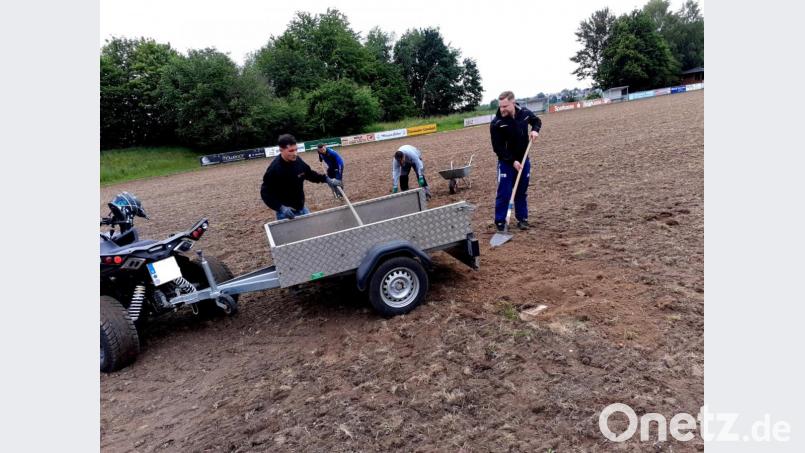 Kräftig Hand angelegt haben viele freiwilligen Helfer bei der anstehenden Sanierung des A-Spielfeldes im Sportzentrum an der Plößberger Straße. Bild: le