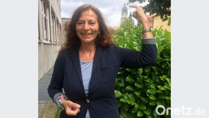 Ihr Finger berührt fast die Turmspitze der Basilika St. Martin – als Stadtführerin fühlt sich Hannelore Zapf (65) auch Ambergs Stadtgeschichte sehr verbunden. Bild: san