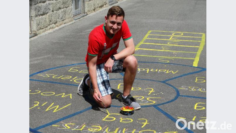 Matthias Gleißner bei einer seiner Aufgaben als &quot;Bufdi&quot;: dem „Auffrischen“ der Pausenspiele im Schulhof der Marien-Grundschule. Bild: Marien-Grundschule Tirschenreuth/exb