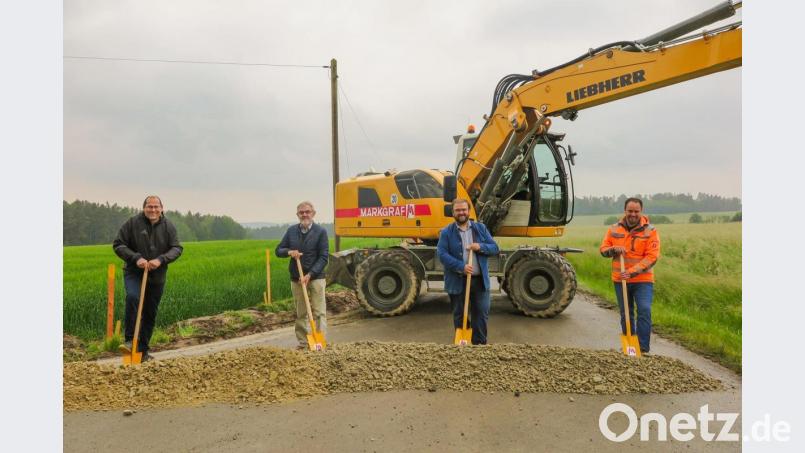 Projektleiter Karsten Heßing, der ehemalige Bürgermeister Josef Etterer, Bürgermeister Hans Walter und Bauleiter Stefan Schiedlofsky (von links) nahmen den Spatenstich vor. Bild: jzk
