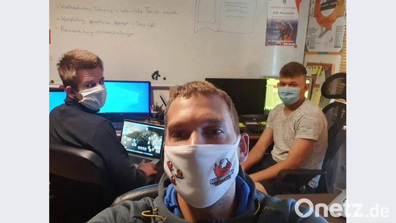 Mit Abstand und Maske: Die Geschäftsstelle der Neustädter Basketballer ist mit den beiden FSJ-lern Chris Faderl (links) und Lukas Banellis (rechts) wieder besetzt. Ihr Freiwilligendienst endet aber bereits im August. Sportchef Stefan Merkl (Mitte) ist bereits auf Nachfolgersuche. Bild: DJK Neustadt Basketball/exb