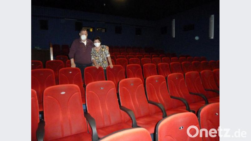 Karl und Maria Pösl stehen im leeren Saal ihres Lichtspielhauses in Oberviechtach. Weil Besucher nur mit Maske einen Film schauen könnten, hat sich das Paar entschieden, das Kino noch etwas länger geschlossen zu lassen, damit die Besucher zu einem späteren Zeitpunkt das Flimmern auf der Leinwand in vollen Zügen genießen können. Bild: Portner