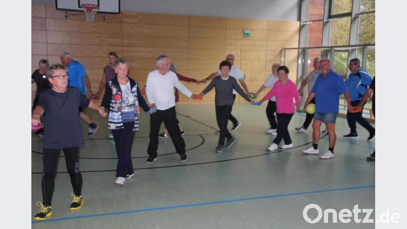 Ein Training in der Halle wie hier auf dem Bild vor der Corona-Pandemie ist für die "Herzsportler" derzeit noch nicht möglich. Am Donnerstag wollen die Mitglieder der Reha-Sport-Abteilung es im Freien probieren, ohne Körperkontakt. Archivbild: kro